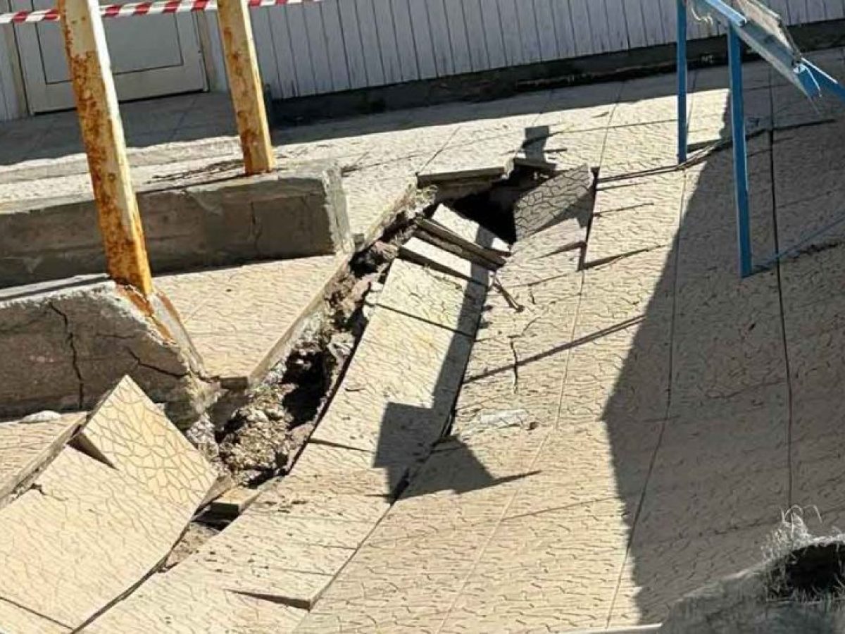 Καθίζηση στον περιβάλλοντα χώρο του παλαιού Κέντρου Υγείας Μύτικα (φωτο)