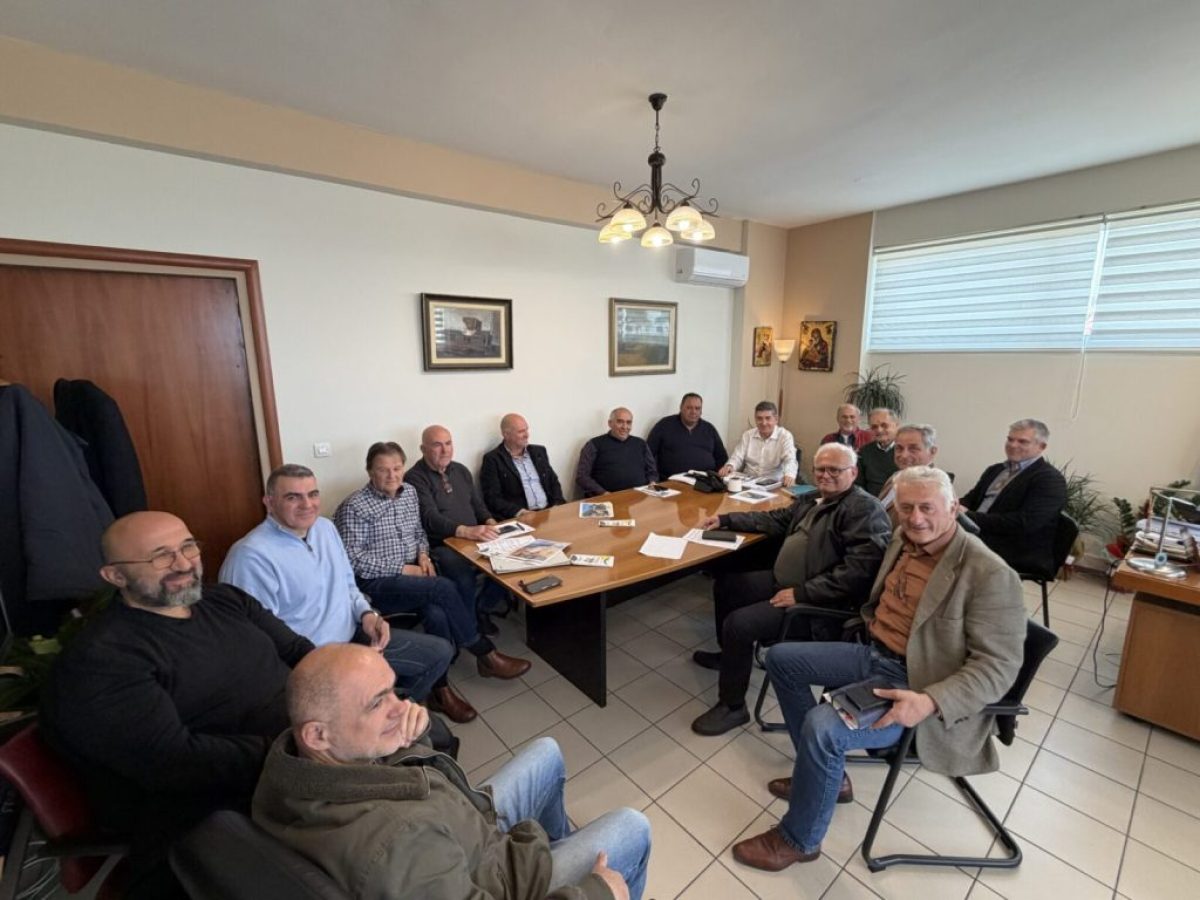 Κάτω Αχαΐα: Το μεγάλο έργο ανάπλασης της παραλιακής ζώνης συζητήθηκε μεταξύ άλλων στη συνάντηση του Δημάρχου με την Ένωση Ξενοδόχων