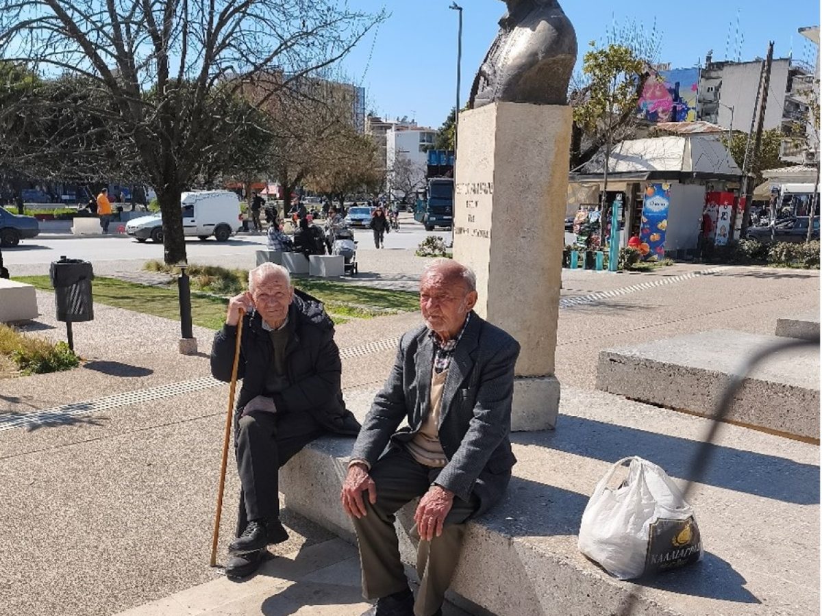 Κεντρική πλατεία Τρικάλων: παγκάκια, σκάλες και κήπος στο επίκεντρο
