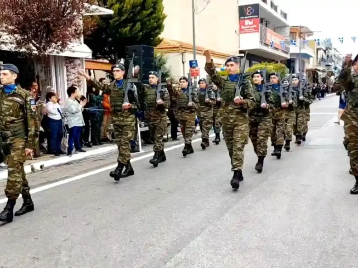 Καιρός 25ης Μαρτίου: Με συννεφιά, βοριάδες και τσουχτερό κρύο οι παρελάσεις στη Δυτική Αττική