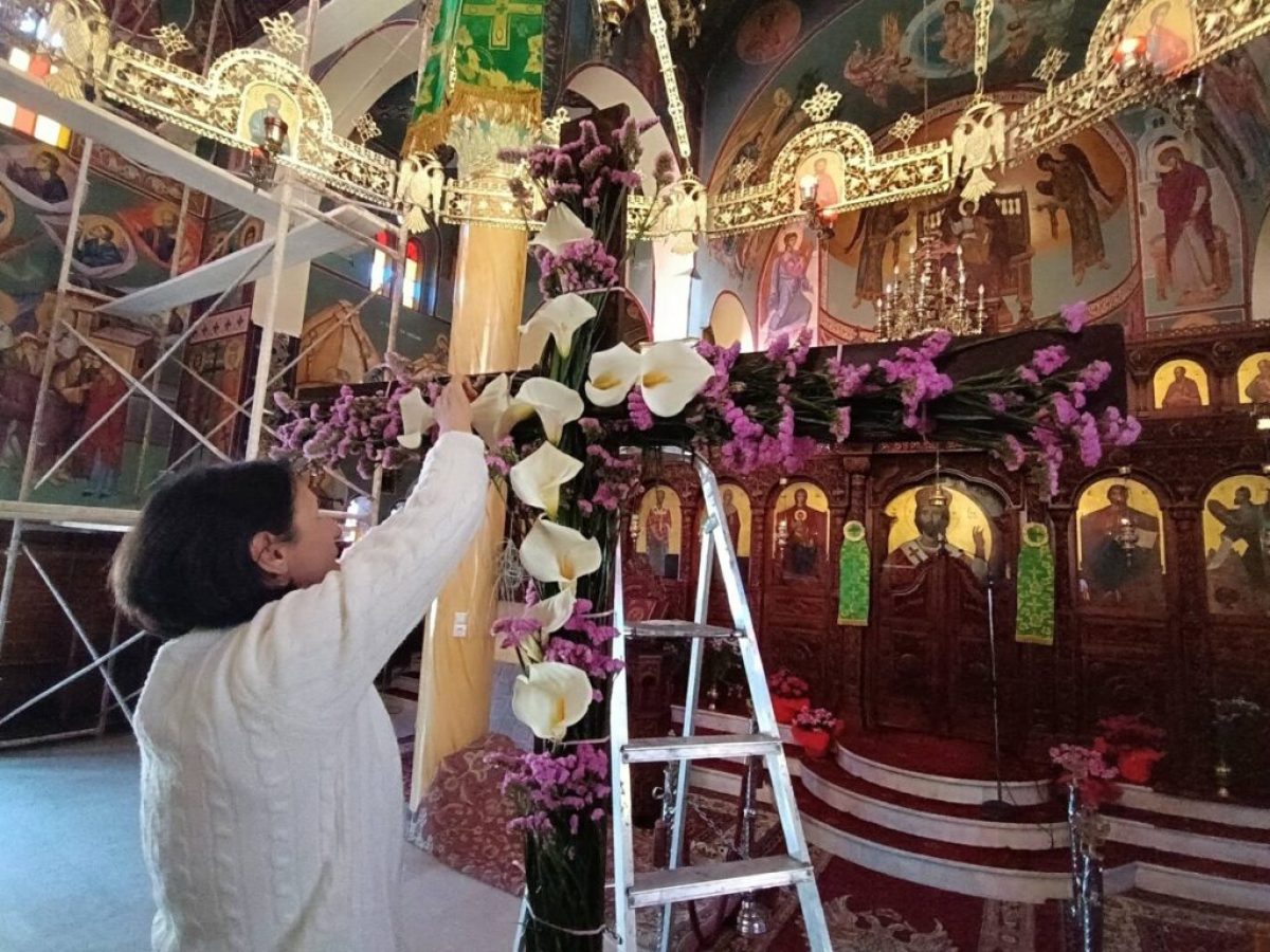 Κυριακή της Σταυροπροσκυνήσεως στην Αμφιλοχία: Γυναίκες ανθοστόλισαν τον Σταυρό στο Ναό Αγίας Παρασκευής