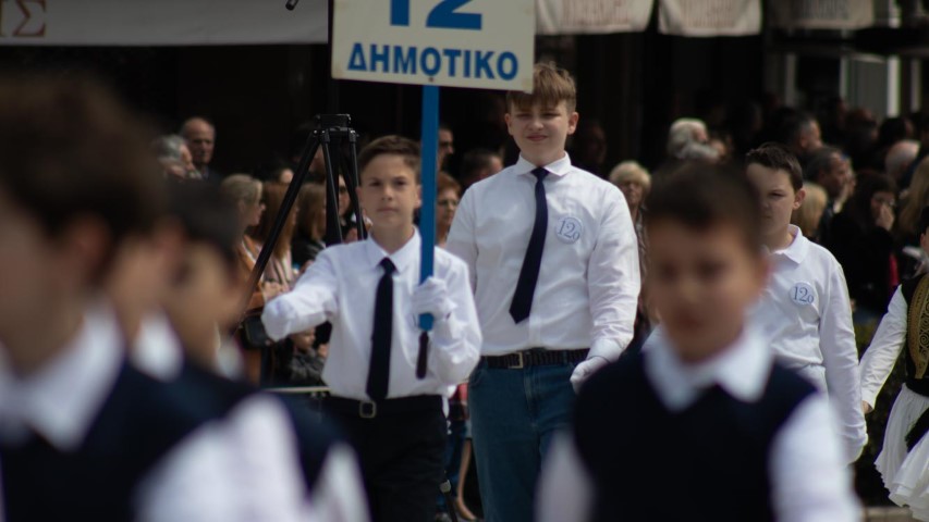 kliks-apo-tin-parelasi-tis