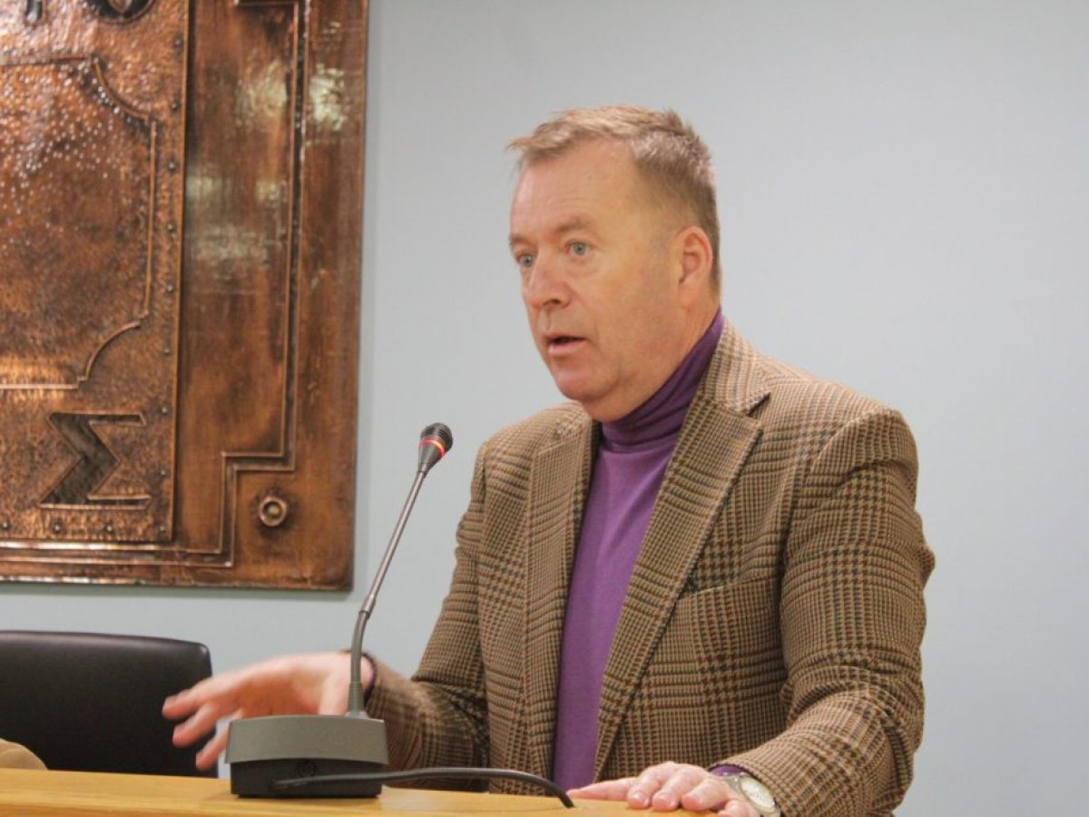 Κόκκαλης από το βήμα της Βουλής: Ασέβεια στη μνήμη των νεκρών οι σημερινές εικόνες στη δίκη των Τεμπών