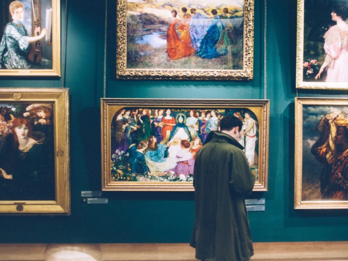 Κολωνάκι: Συνελήφθη διάσημος γκαλερίστας μετά από έφοδο της αστυνομίας σε αποθήκη του