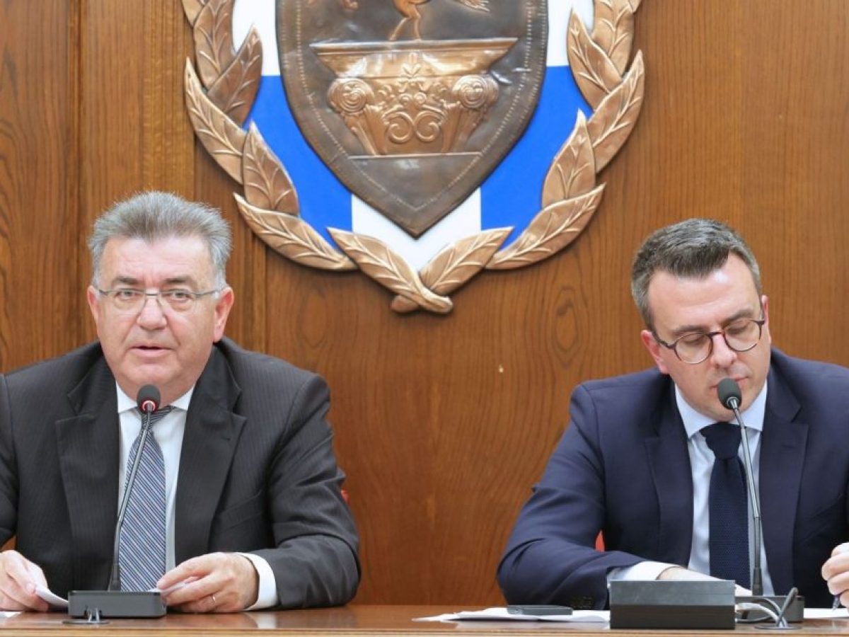 ΚΟΡΙΝΘΟΣ: “Ο Παπαβενετίου απλώς πέρασε από την αίθουσα και έφυγε, ενώ οι σύμβουλοι του Σταυρέλη βρίσκονταν στο γραφείο του και αποχωρούσαν από το ασανσέρ ή τις σκάλες του δημαρχείου”