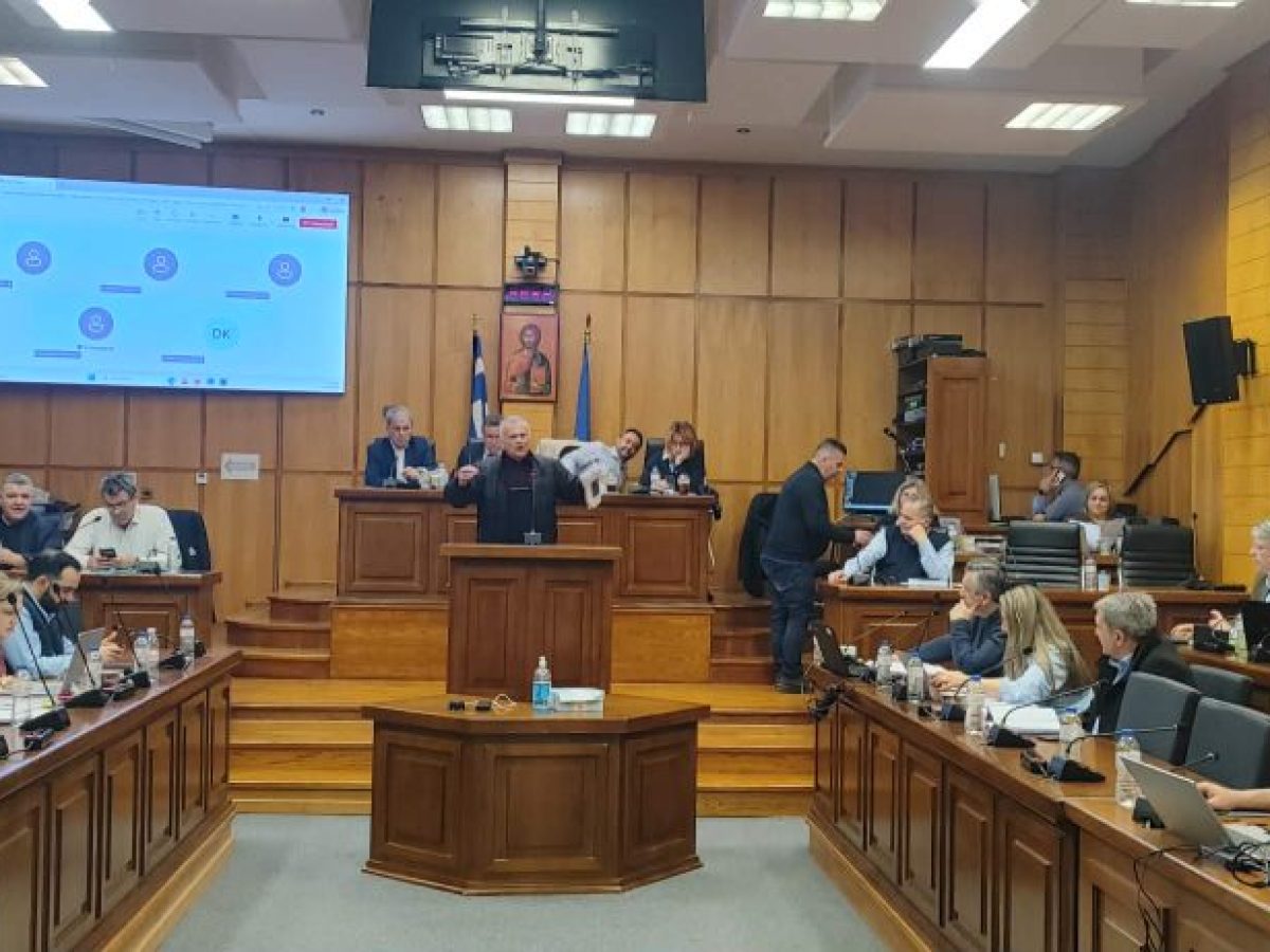 Κοζάνη: Έντονη διαμαρτυρία κτηνοτρόφων στο Περιφερειακό Συμβούλιο Δυτικής Μακεδονίας για την καραντίνα λόγω ευλογιάς