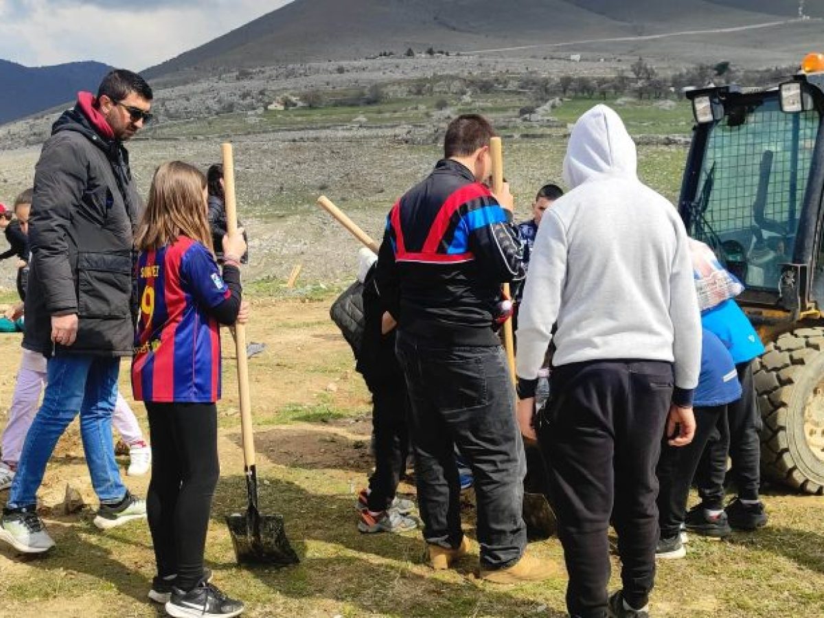 Κοζάνη: Μαθητές φύτεψαν και «υιοθέτησαν» δέντρα στη Σιάτιστα – Ένα ζωντανό μάθημα αγάπης για τη φύση