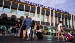 kriti-eftasan-i-proti-touristes