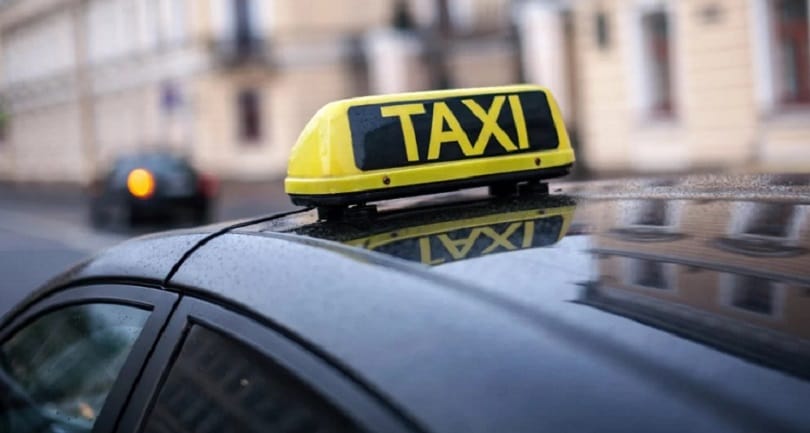 kriti-travoun-chirofreno-ta-taxi