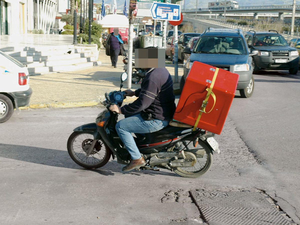 Λαμία: Αυτοκίνητο έκανε αναστροφή και παρέσυρε έναν διανομέα με μηχανάκι