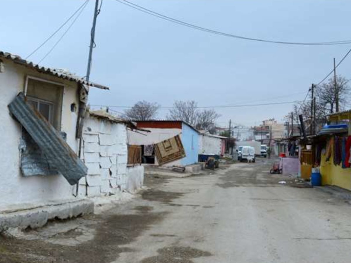 Λαμία: Άρπαξαν κινητά, παρέσυραν γυναίκα Ρομά