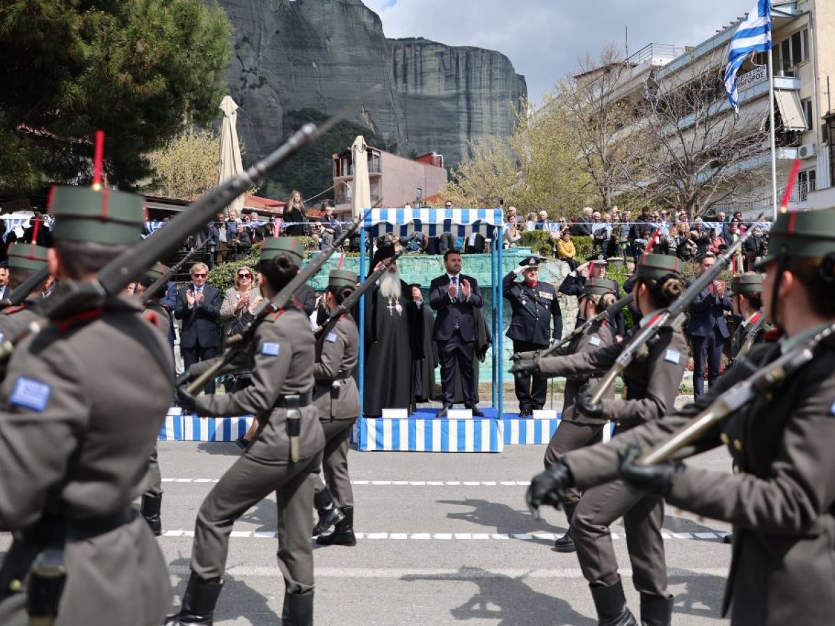Λαμπρή παρέλαση στην Καλαμπάκα, με συμμετοχή και της ΣΜΥ (εικόνες)