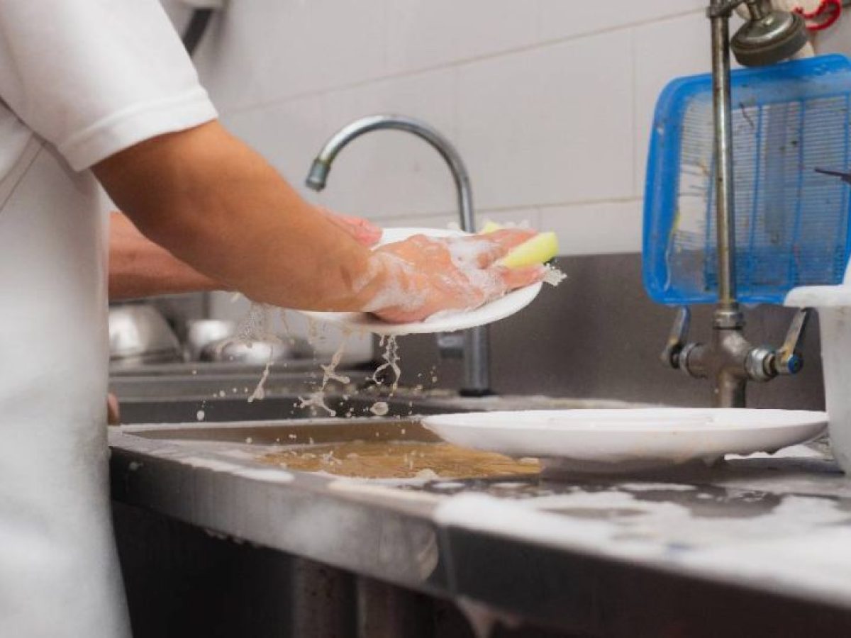 Λαντζέρης αναζητά εργασία σε Ναύπλιο, Τολό, Δρέπανο, Ίρια – Με εμπειρία στον καθαρισμό ψαριών