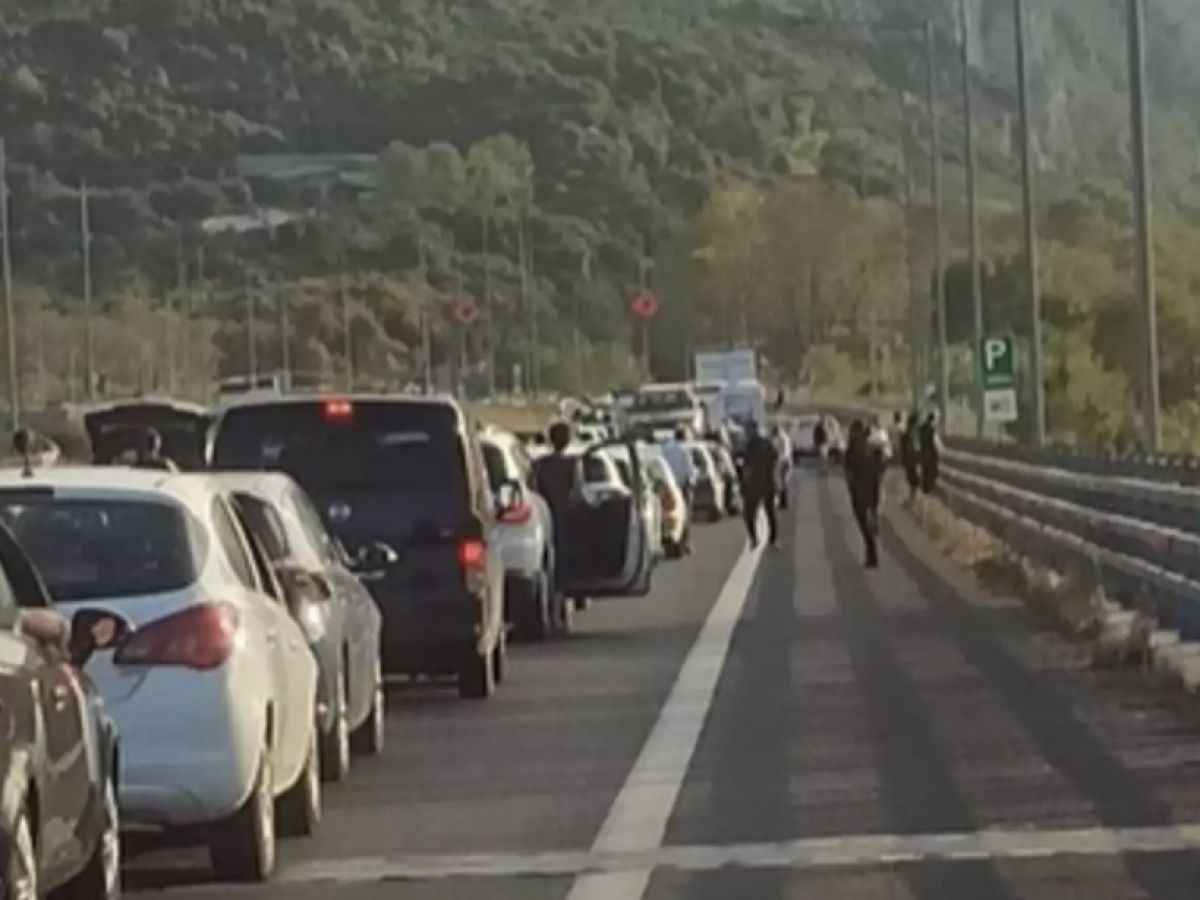 Λάρισα: Μποτιλιάρισμα χιλιομέτρων στα τούνελ – Δείτε τι έγινε