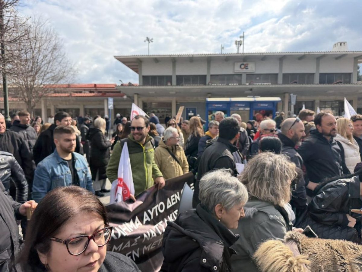 Λάρισα: Έφτασαν στον ΟΣΕ οι Λαρισαίοι – Ολοκληρώθηκε η ειρηνική πορεία (φώτο – βίντεο)