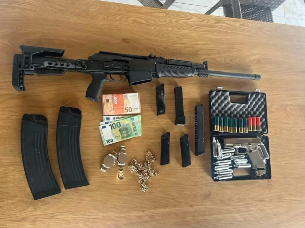 Λάρισα: Λίρες, όπλα, πολυτελή αυτοκίνητα και εκβιασμοί – Έξαρθρωση εγκληματικής οργάνωσης στην πόλη (φωτο και βιντεο)