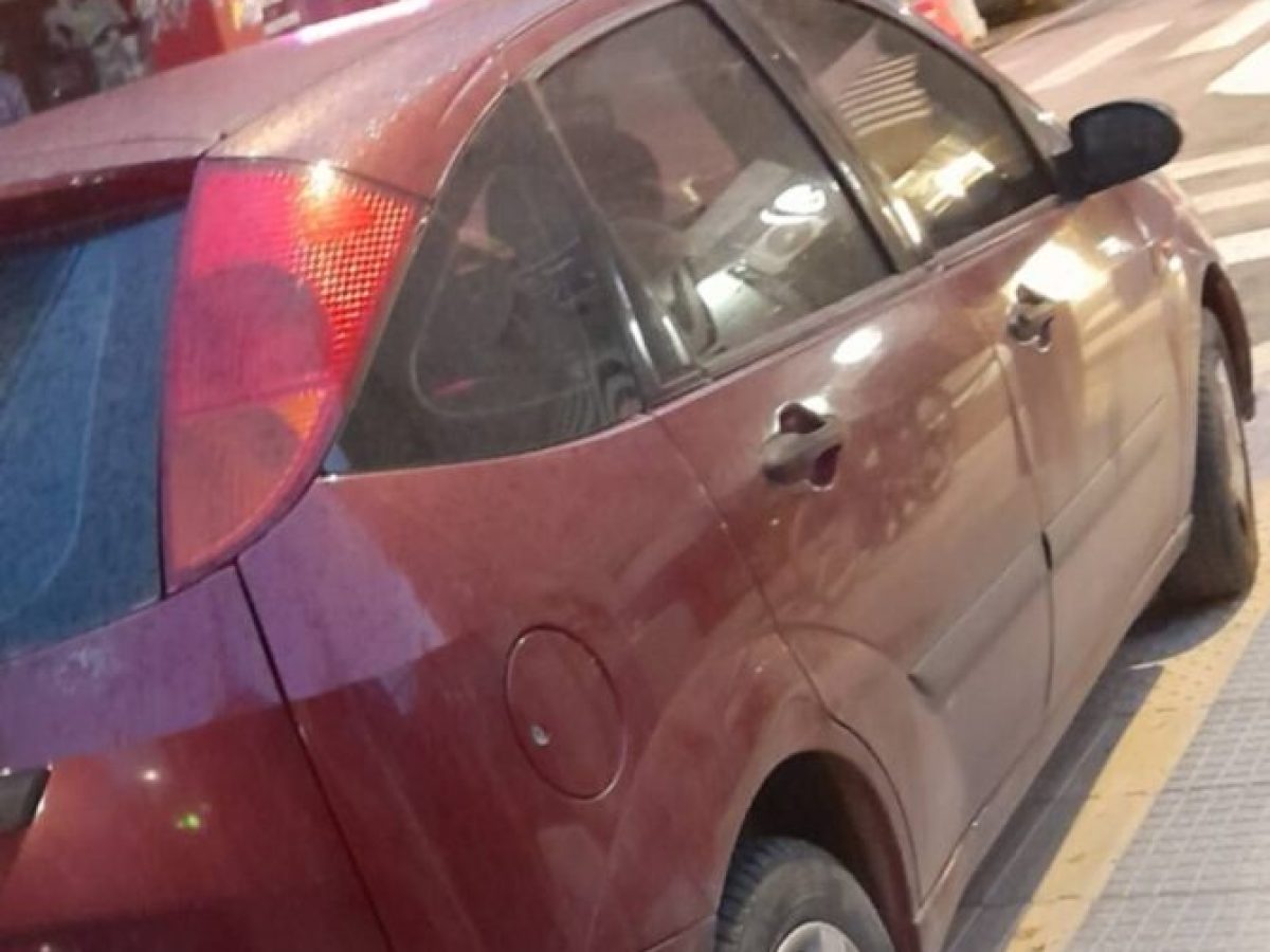 Λάρισα: Πάρκινγκ… αυτοκινήτων το πεζοδρόμιο! (ΦΩΤΟ)