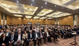 larisa-plithos-kosmou-ston-apologismo