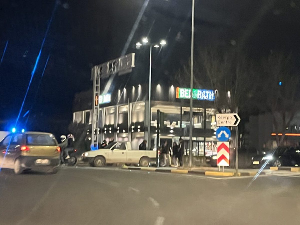 Λάρισα: Τροχαίο στην Καραμανλή – Στο σημείο μηχανή του ΕΚΑΒ και ανακριτικό (ΦΩΤΟ)