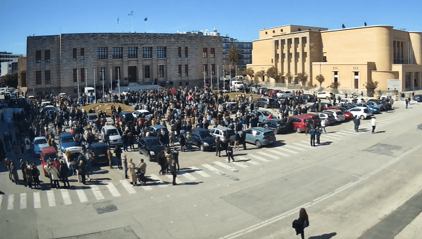ligoteros-kosmos-fetos-stin-sigkentrosi