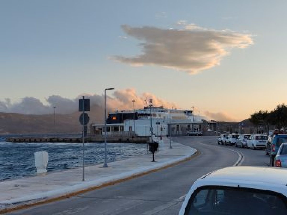 Λιμεναρχείο Μήλου: Απαγόρευση στάσης – στάθμευσης οχημάτων στην παραλία του Αδάμαντα