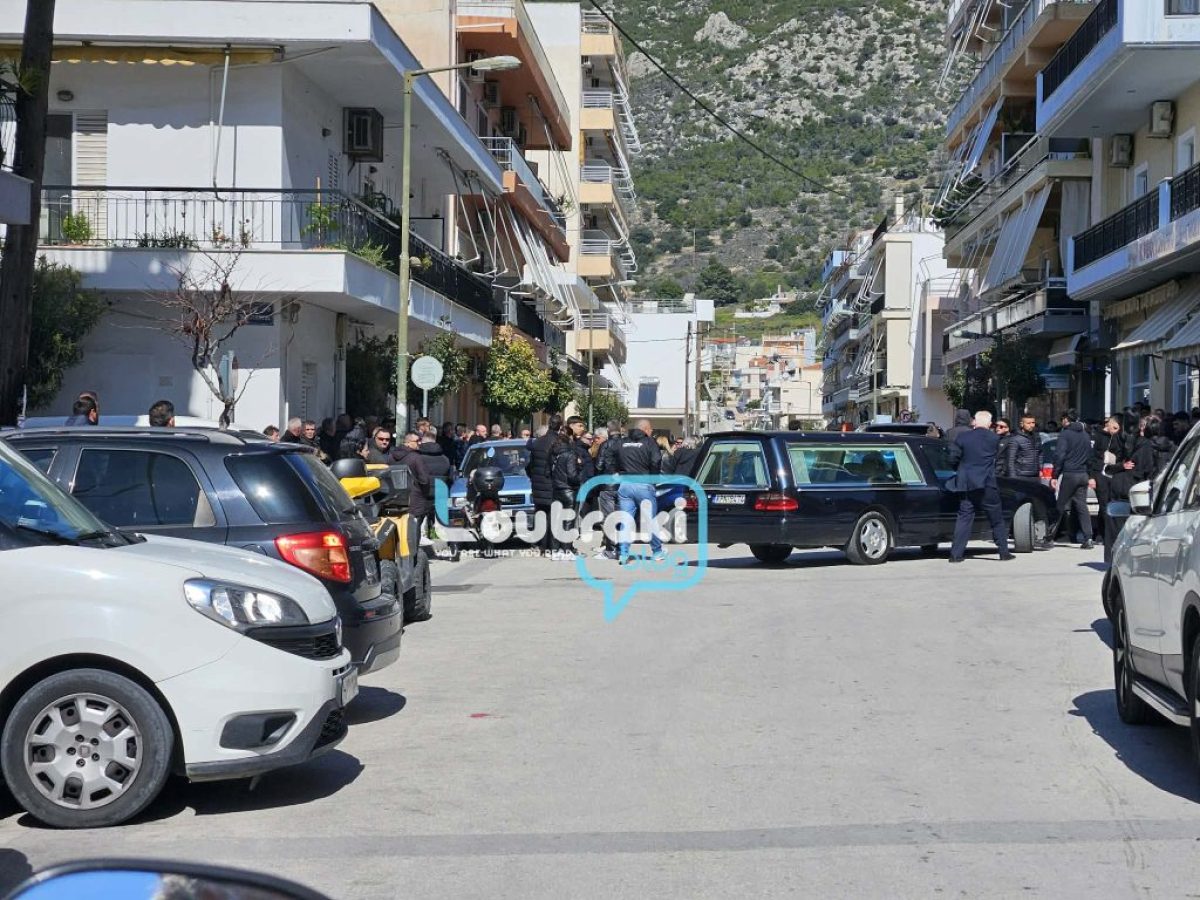 ΛΟΥΤΡΑΚΙ:Λύγισαν τα κυπαρίσσια στο τελευταίο αντίο του 17χρονου Αλέξη