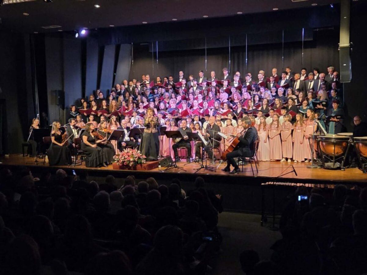 Μαγικές στιγμές από την «Χορωδία Τρικάλων» στη συναυλία για τον Μίκη Θεοδωράκη