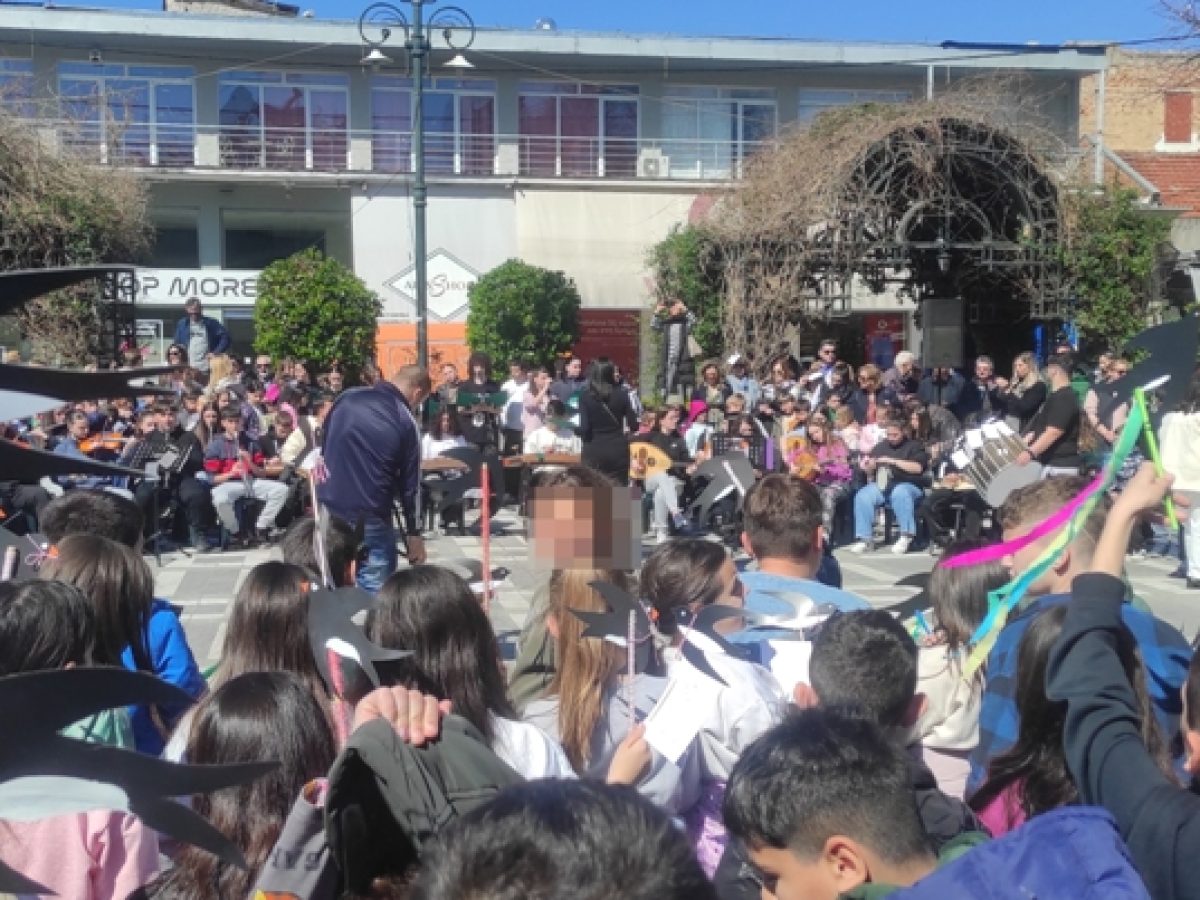 Μαθητές και μαθήτριες της Δράμας καλωσορίζουν την Άνοιξη με τα «Χελιδονίσματα»  Ένα έθιμο που κρατάει από την αρχαιότητα μέχρι και σήμερα