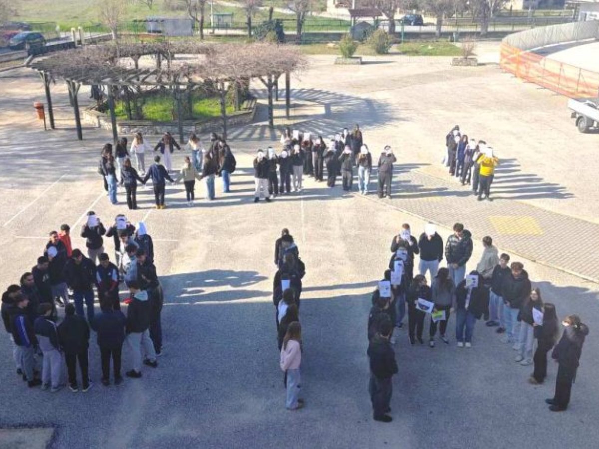 Μαθητές και μαθήτριες του ΓΕΛ Δοξάτου έγιναν «μια γροθιά» ενάντια στον εκφοβισμό και τη γυναικοκτονία