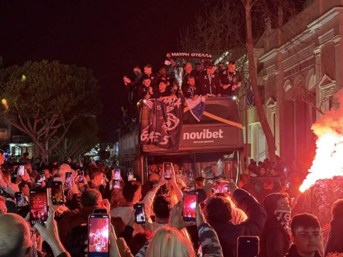 Μαύρη Θύελλα: Θερμή υποδοχή των πρωταθλητών στην κεντρική πλατεία Καλαμάτας