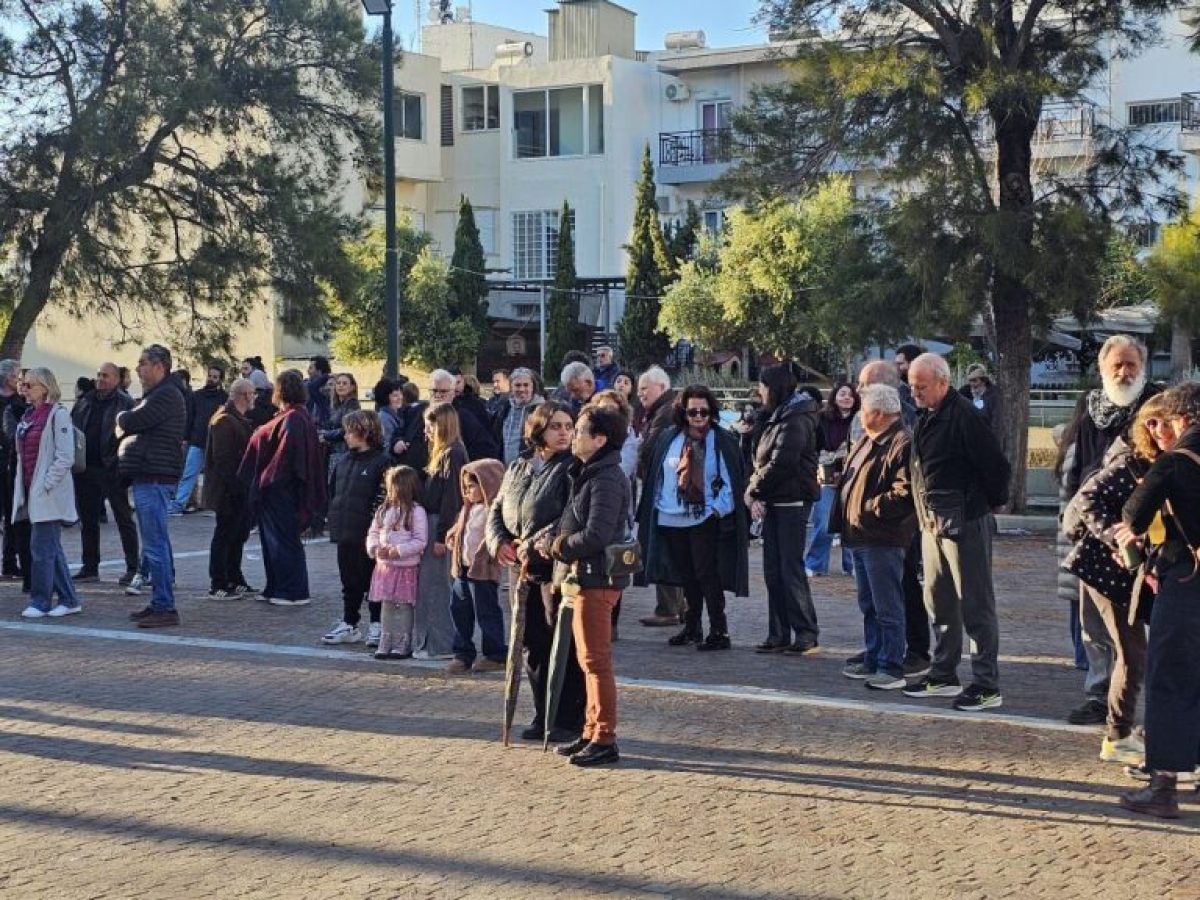Μαζική αντιπολεμική συγκέντρωση στην πλατεία Ανταγόρα – Δυναμική παρουσία πολιτών και ισχυρά μηνύματα