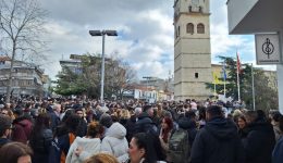 maziki-sigkentrosi-stin-kozani-gia