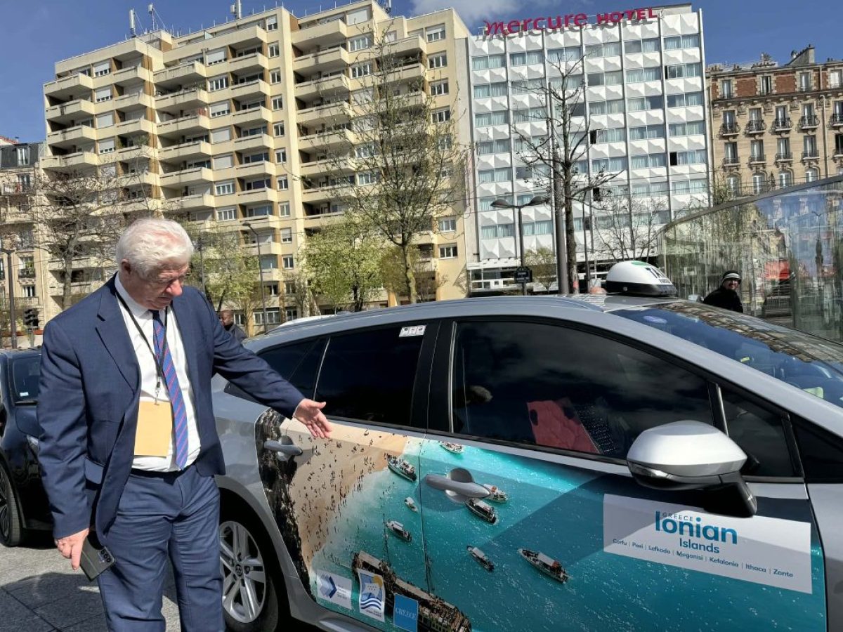 Με «άρωμα» Ιονίων Νήσων κυκλοφορούν ταξί στο Παρίσι-Παρουσία της ΠΙΝ στη Salon Mondial du Tourisme