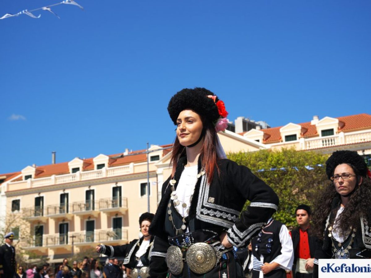Με επισημότητα και μαζική συμμετοχή ο εορτασμός της 25ης Μαρτίου στο Αργοστόλι [εικόνες +βίντεο]