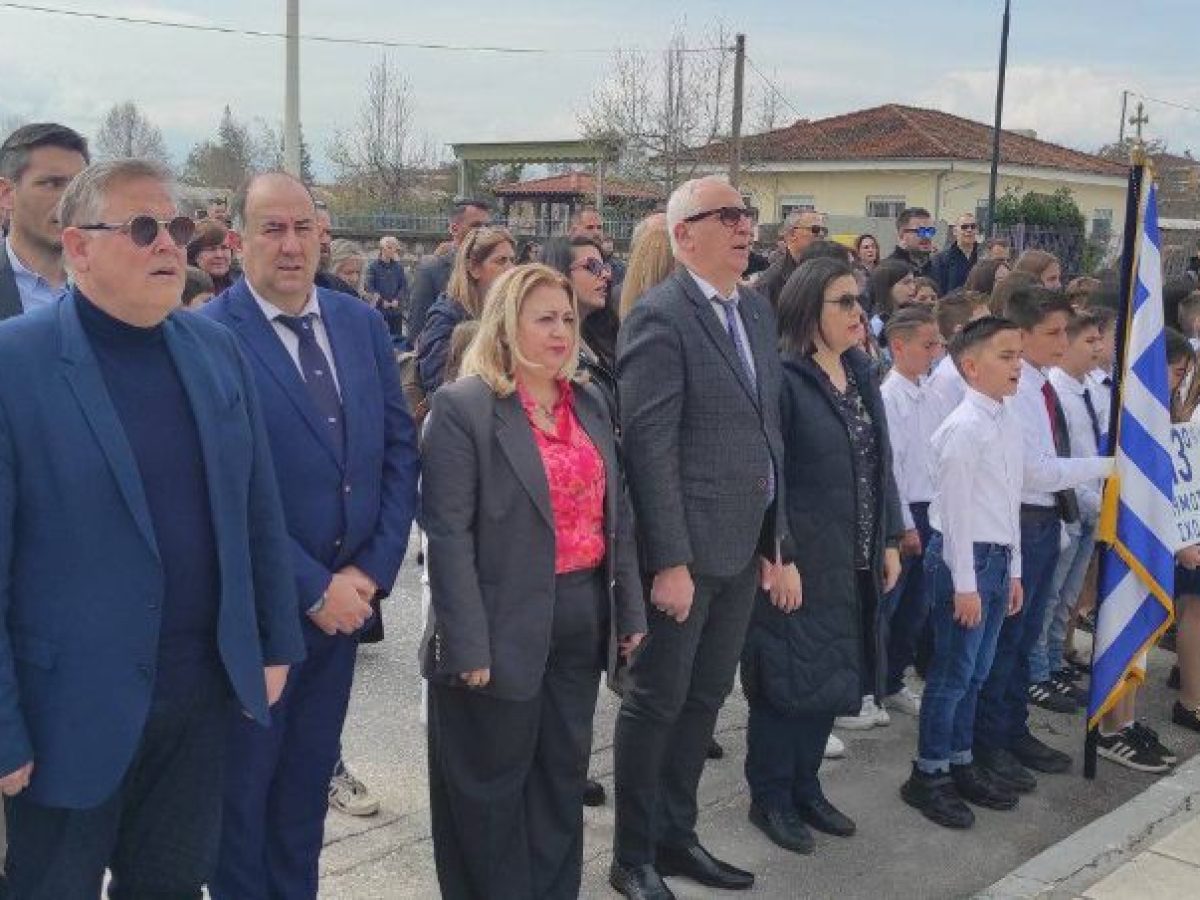 Με εθνική υπερηφάνεια η κατάθεση στεφάνων στο μνημείο ηρώων της ΣΜΥ από τα σχολεία των Τρικάλων