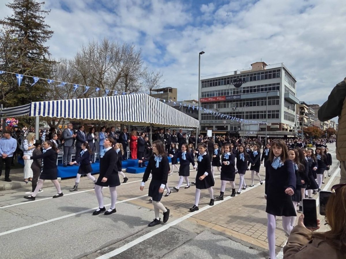 Με ιδιαίτερη λαμπρότητα η παρέλαση στα Τρίκαλα