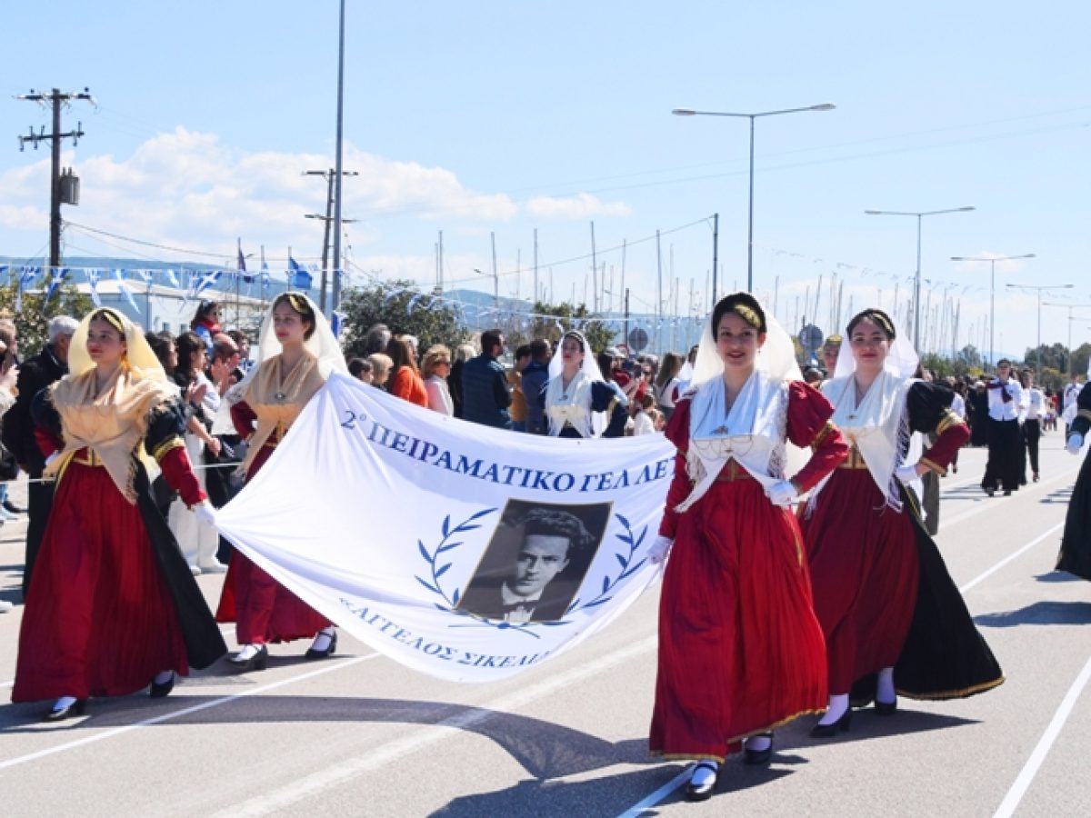 Με ηλιόλουστο καιρό οι εορταστικές εκδηλώσεις της 25ης Μαρτίου στη Λευκάδα