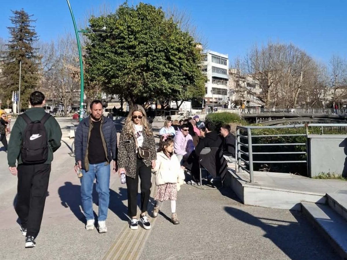 Με καλοκαιρία μπήκε ο Μάρτιος-Γεμίζουν τα καφέ της πόλης με κόσμο