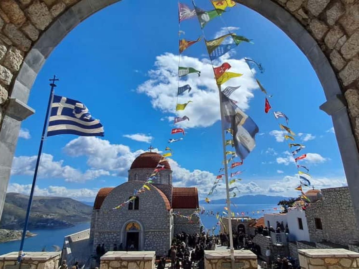 Με λαμπρότητα και κατάνυξη ο εορτασμός του Οσίου Σάββα του εν Καλύμνω – Πλήθος πιστών στην Πολυαρχιερατική Θεία Λειτουργία και τη λιτανεία (Φωτορεπορτάζ)