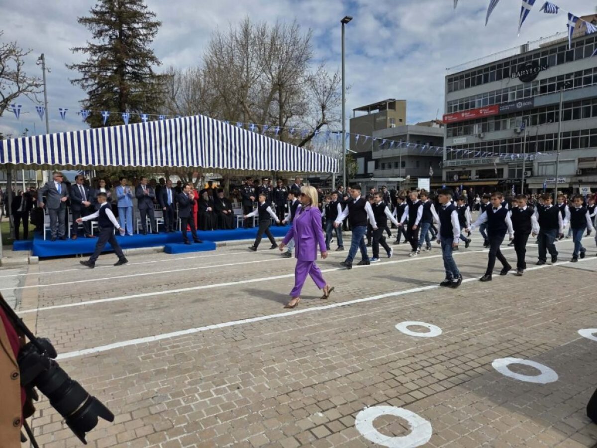 Με συγκίνηση και περηφάνια η μαθητική παρέλαση στα Τρίκαλα – Η νεολαία τίμησε την ιστορία και έστειλε μήνυμα ελπίδας