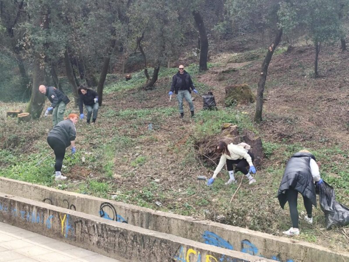 Με τη συμμετοχή γονέων και μαθητών του 2ου Δημοτικού Σχολείου Αγρινίου , καθαρίστηκαν τα γηπεδάκια και ο γύρω χώρος,στην οδό Γ. Γούναρη