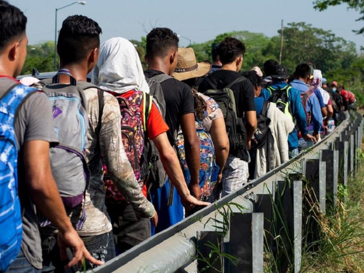 Μεγάλη αστυνομική επιχείρηση στο Νεοχώρι – Πάνω από 60 προσαγωγές αλλοδαπών εργατών γης