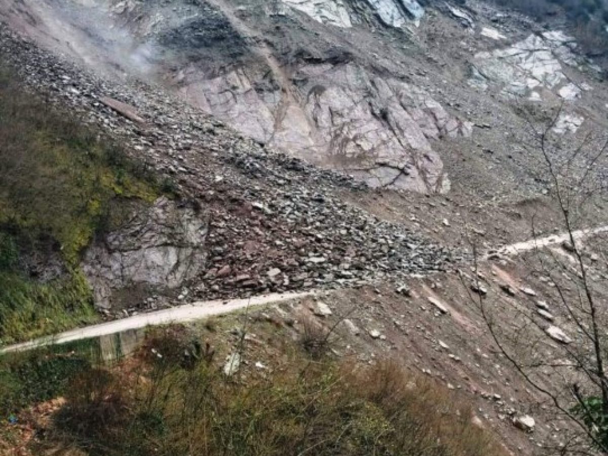 Μεγάλη κατολίσθηση στην Αργιθέα. Έκλεισε ο κεντρικός δρόμος προς Ανθηρό (Φώτο)