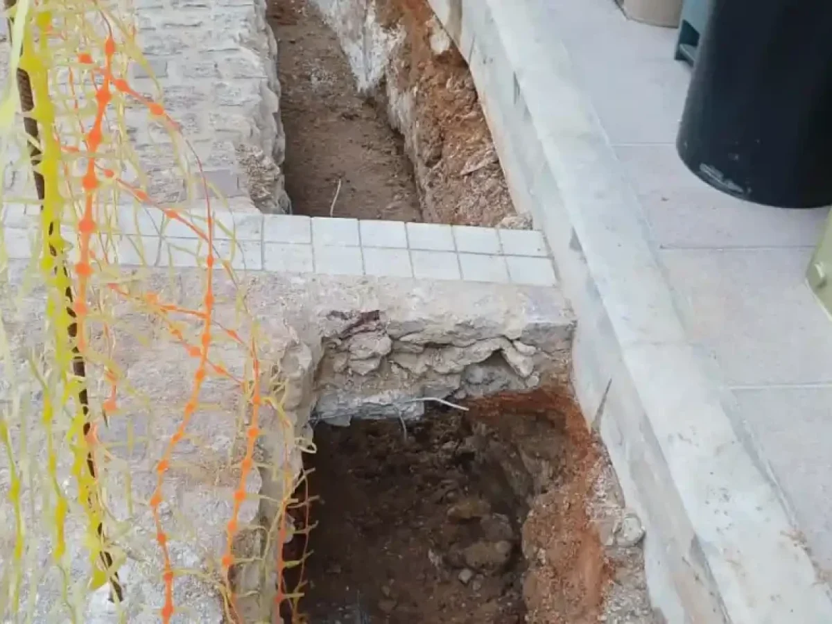 Μέγαρα: «Ράβε ξήλωνε» στην ανάπλαση, σκάμματα εργολάβου ΔΕΔΔΗΕ και ζημιές στο ιστορικό κέντρο