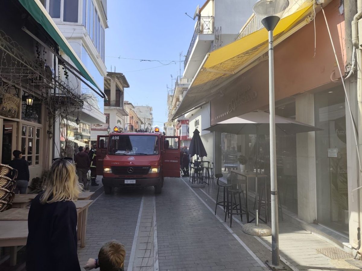 Μεσολόγγι: Επιχείρηση της Πυροσβεστικής για καπνούς σε κατάστημα στον πεζόδρομο Χαρ. Τρικούπη