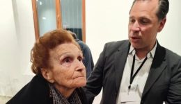 mesolongi-mia-sigchroni-iroida-ena