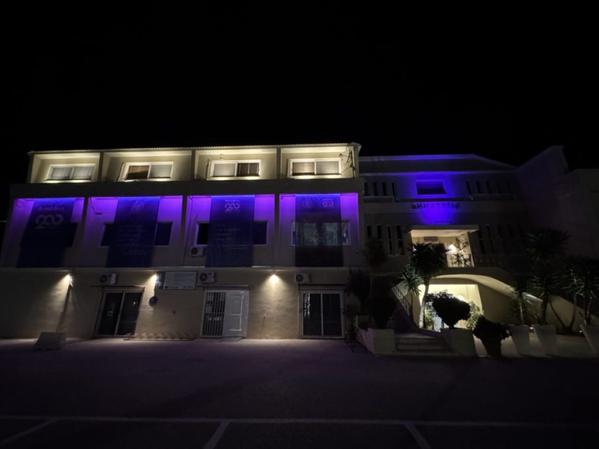 Μεσολόγγι: Στα μοβ το Δημαρχείο για την Ημέρα της Γυναίκας – Εγκαινιάστηκε για πρώτη φορά και ο φωτισμός RGB