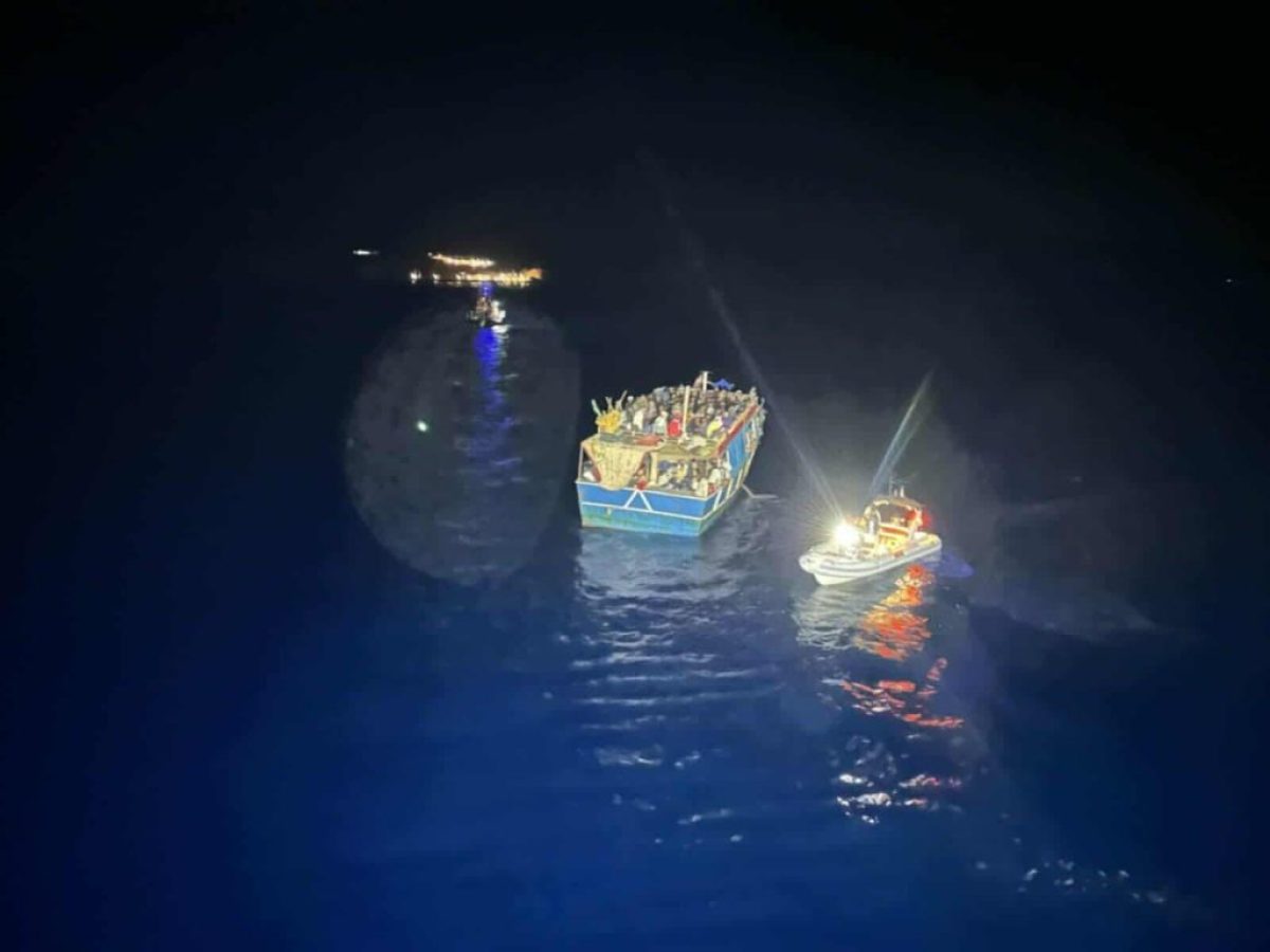 Μία ακόμα διάσωση μεταναστών στα νότια της Κρήτης: 94 άτομα εντοπίστηκαν σε λέμβο τα ξημερώματα