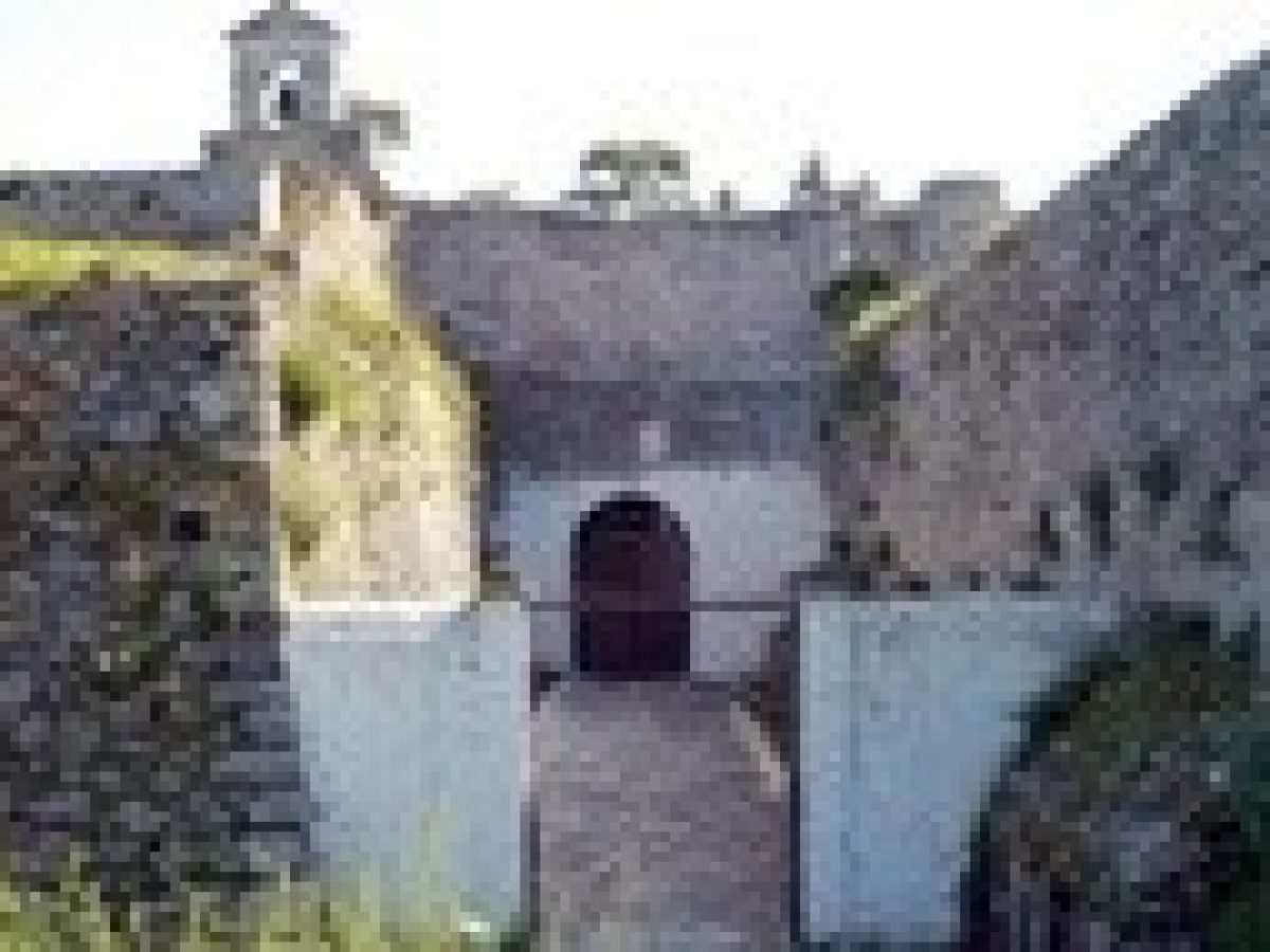 Μια διατριβή για τη λαϊκή λατρεία και τις  τελετουργίες των κατοίκων της Λευκάδας  μέσα σε έναν αιώνα