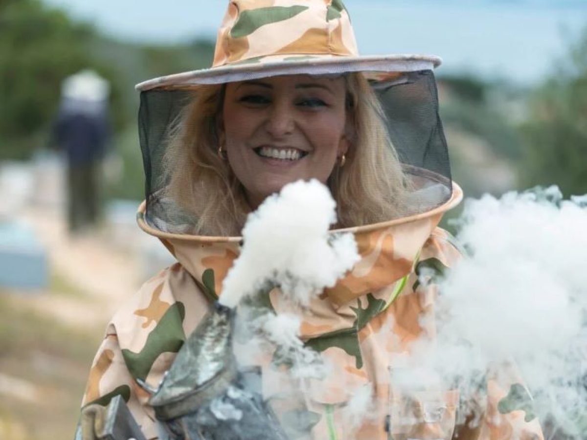 Μια μελισσοκόμος από τη Νέα Μάκρη μας εξηγεί: Γιατί να προτιμήσετε φυσικά καλλυντικά προσώπου, σώματος και μαλλιών